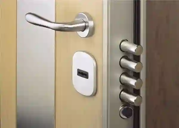 به قفل درب ضد سرقت توجه کنید