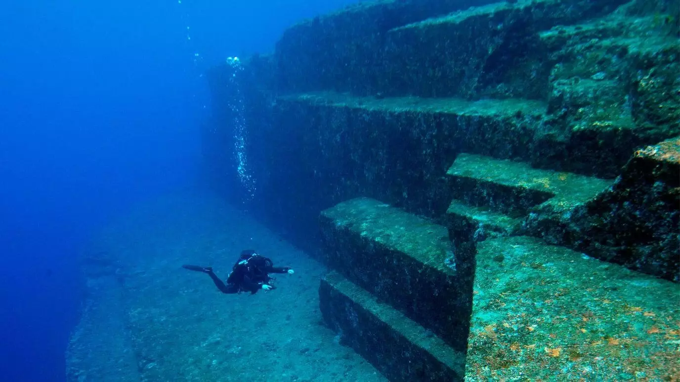 کشف بنای اسرارآمیز در زیر آب