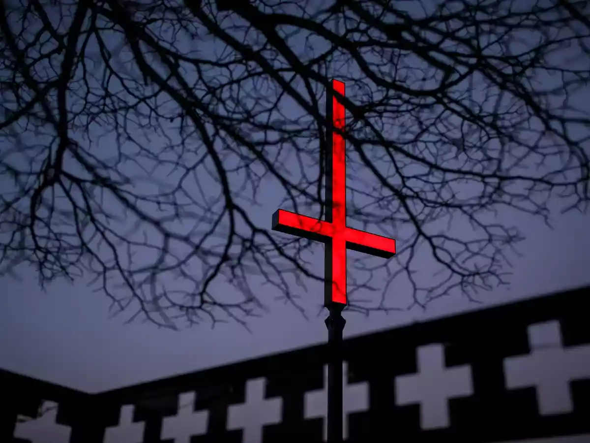 معنای صلیب برعکس در فیلم های ترسناک چیست؟